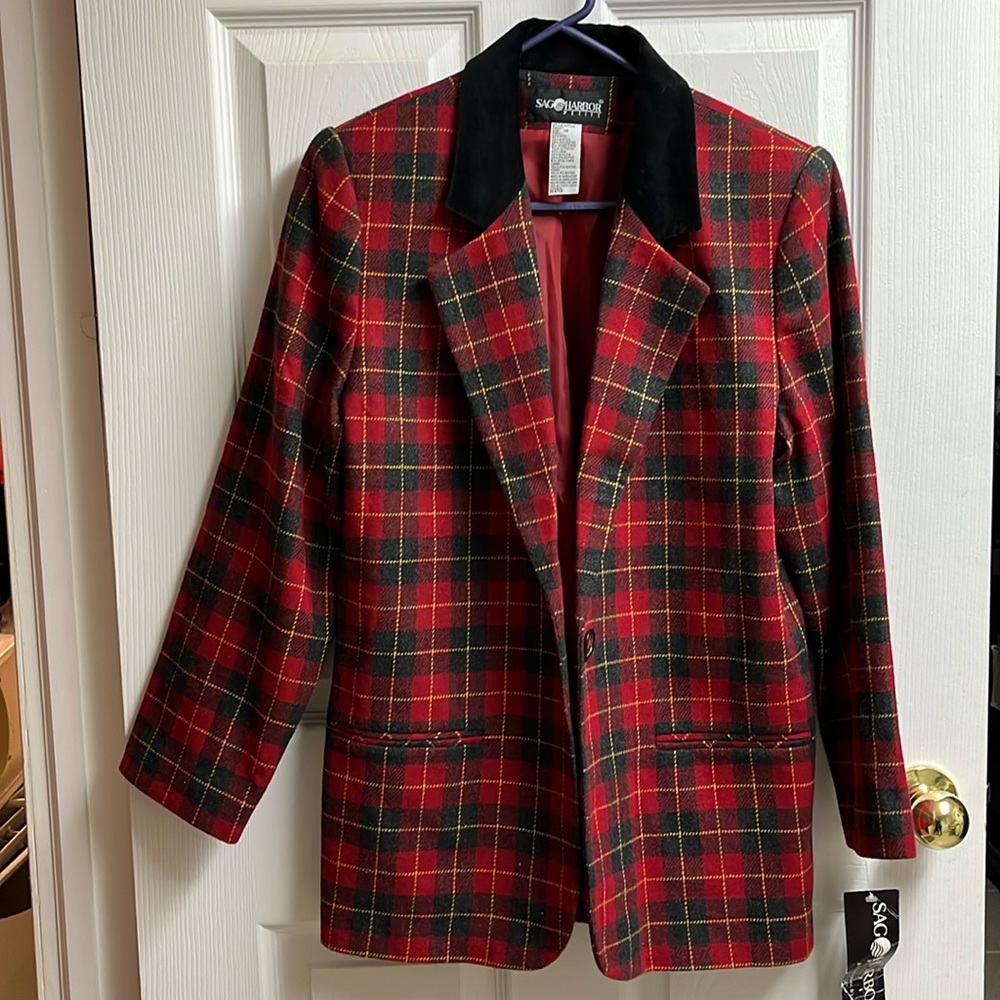 Beautiful wool plaid blazer with black collar
